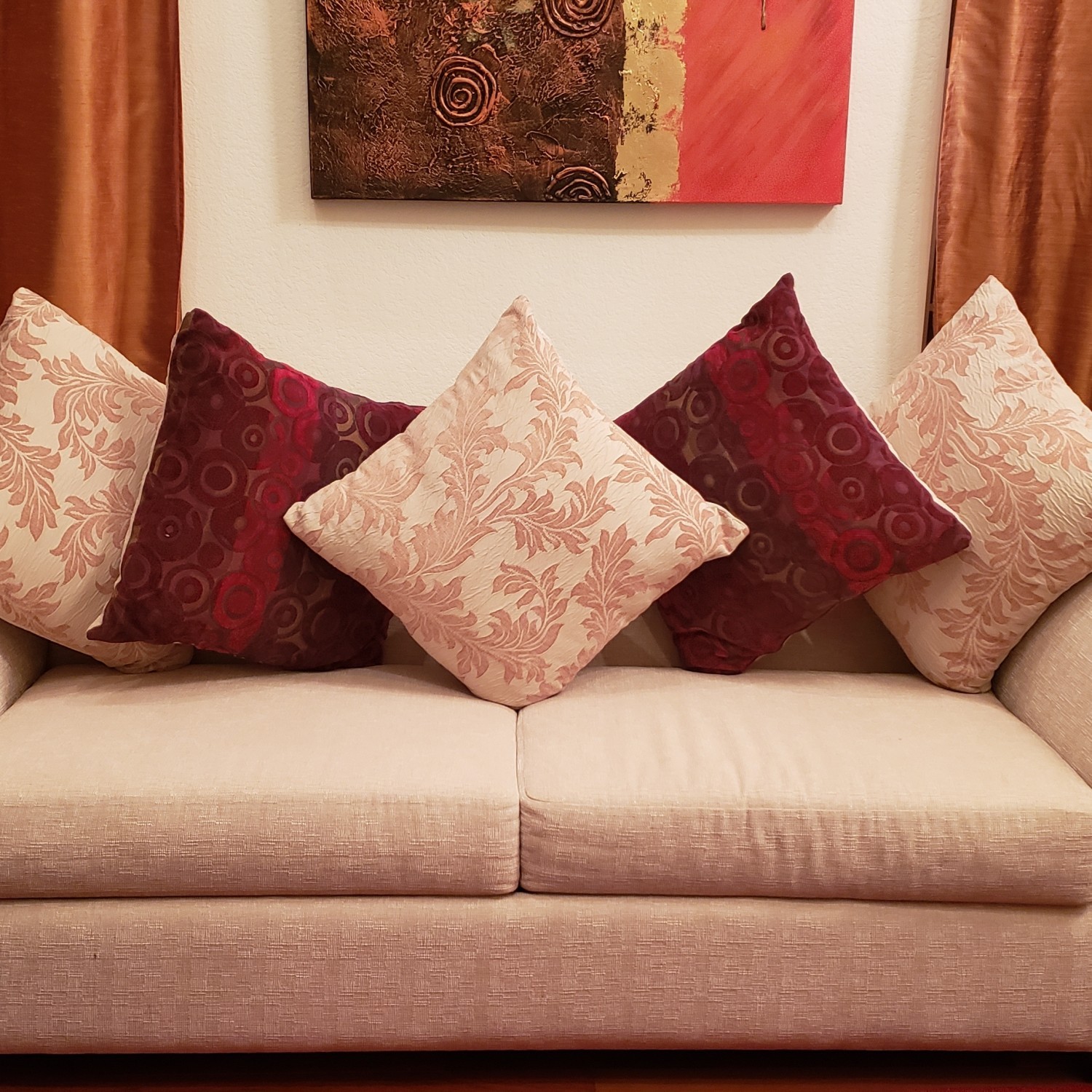 Elegant Sofa with 5 Decorative Pillows