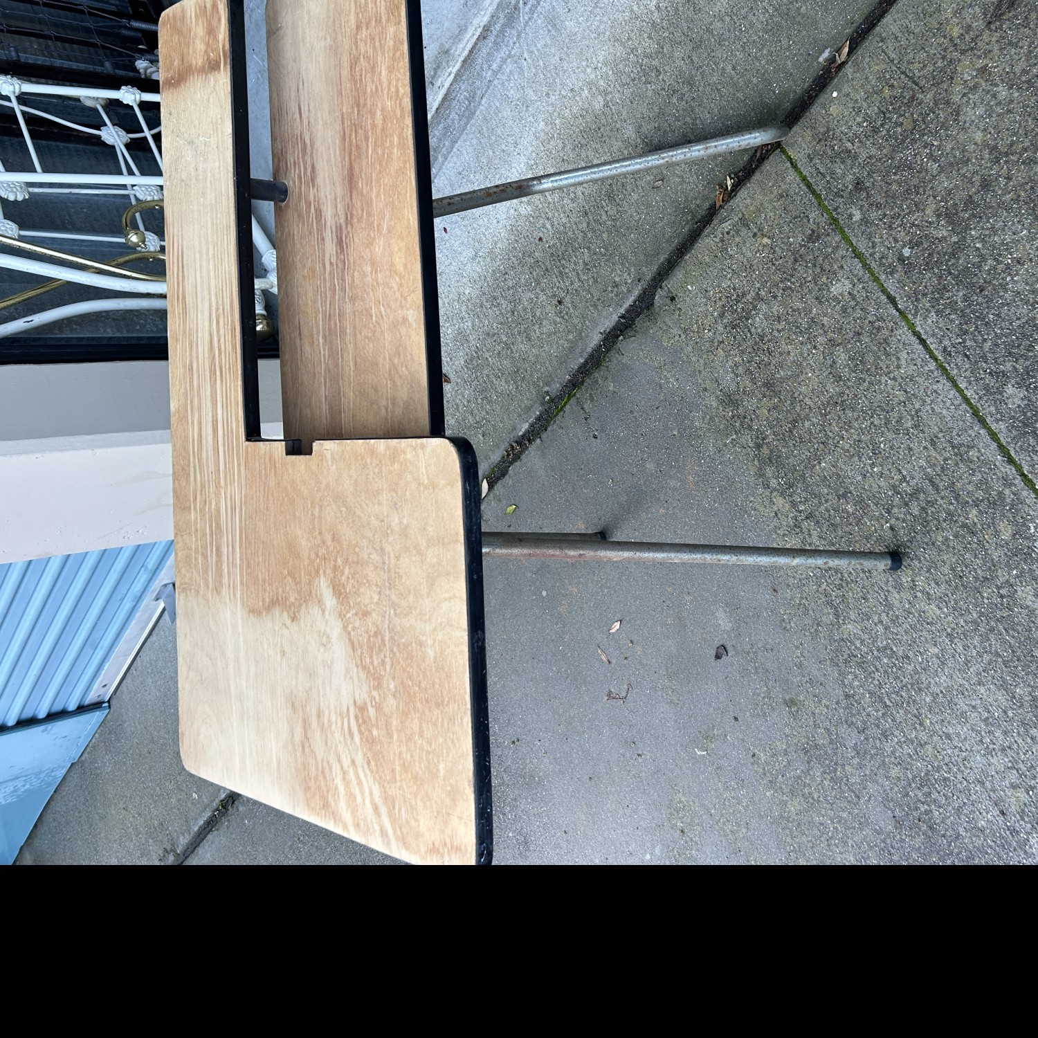 Foldable sewing machine table